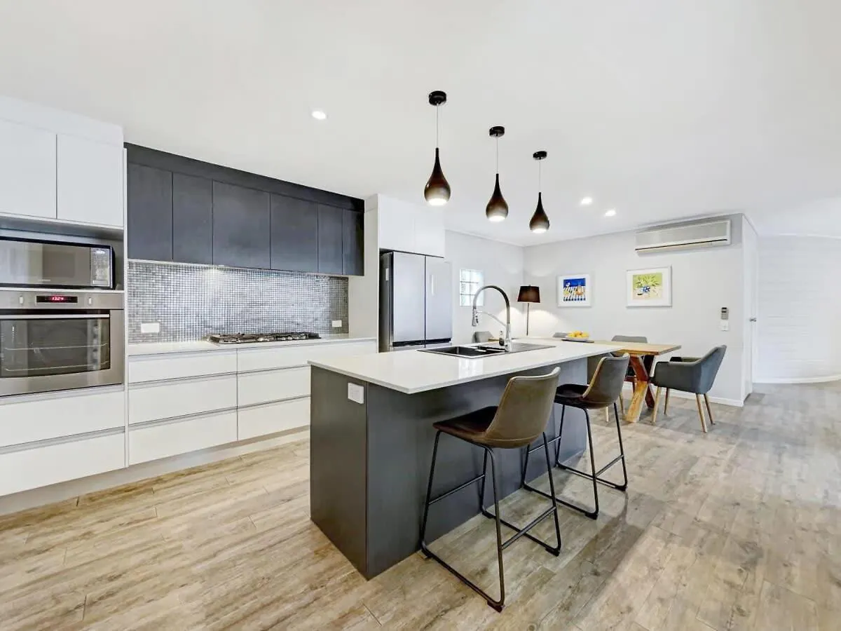 Escape To Emerald Springs - Palm Trees & Pool Mooloolaba Holiday home