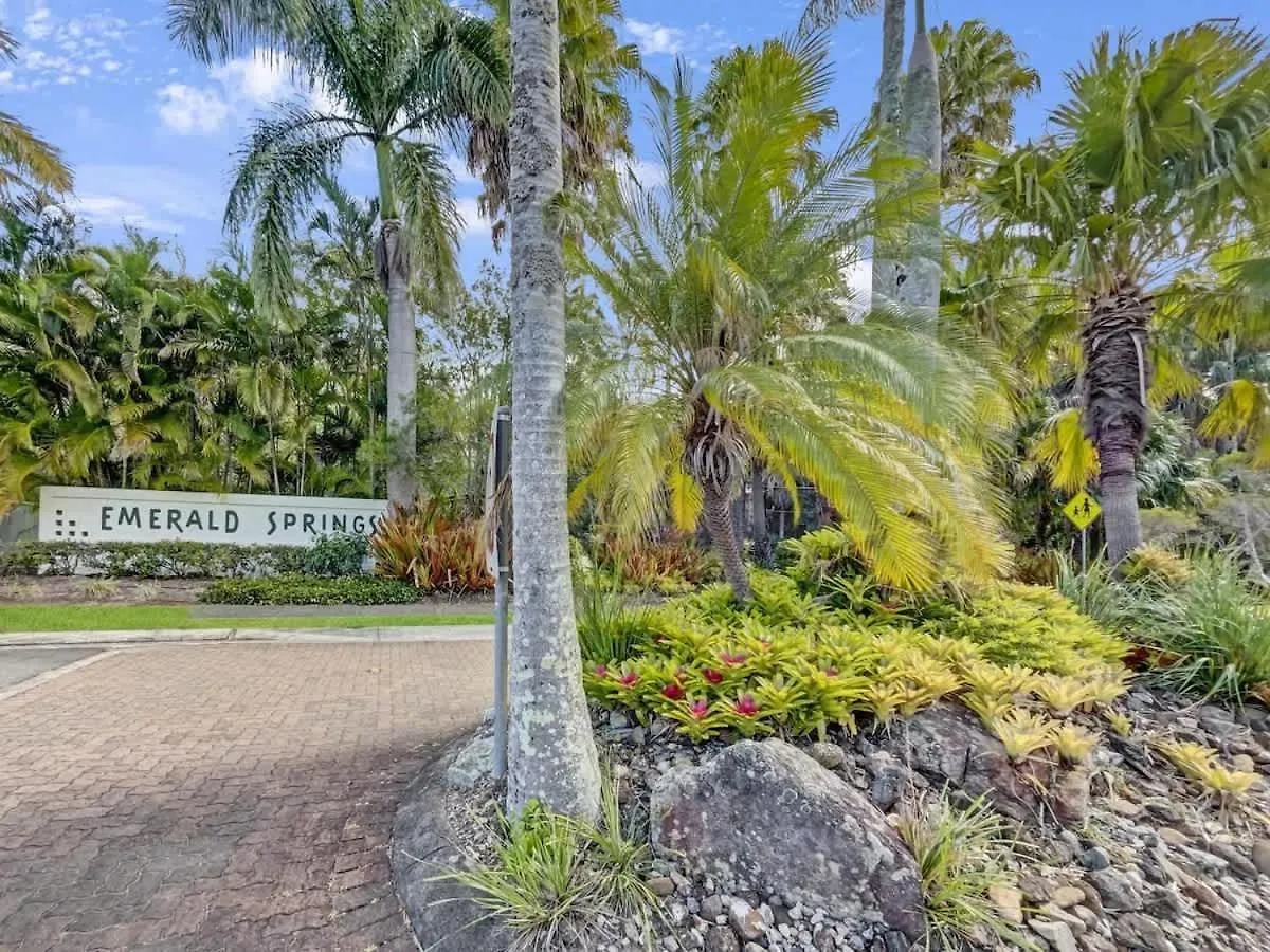 Escape To Emerald Springs - Palm Trees & Pool Mooloolaba